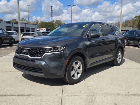 Certified 2023 Kia Sorento LX image 4