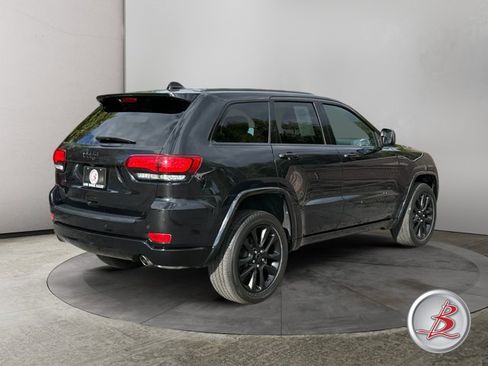 Used 2022 Jeep Grand Cherokee Laredo X AWD/4WD image 7