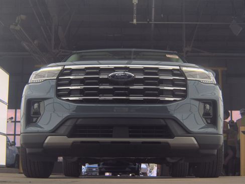 Used 2025 Ford Explorer Active w/ Active Comfort Package AWD/4WD image 3