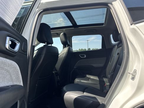Used 2022 Jeep Compass Latitude w/ Sun and Sound Group AWD/4WD image 10