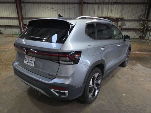 Used 2025 Volkswagen Taos SE AWD/4WD image 9
