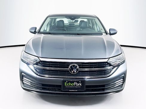 Used 2023 Volkswagen Jetta SE w/ Panoramic Sunroof Package FWD image 2