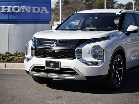 Used 2024 Mitsubishi Outlander SE image 2