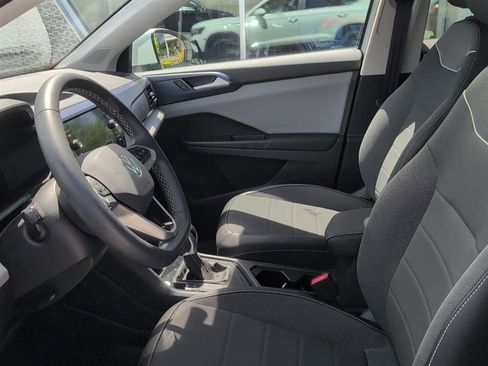 Used 2023 Volkswagen Taos SE w/ Panoramic Sunroof Package FWD image 9