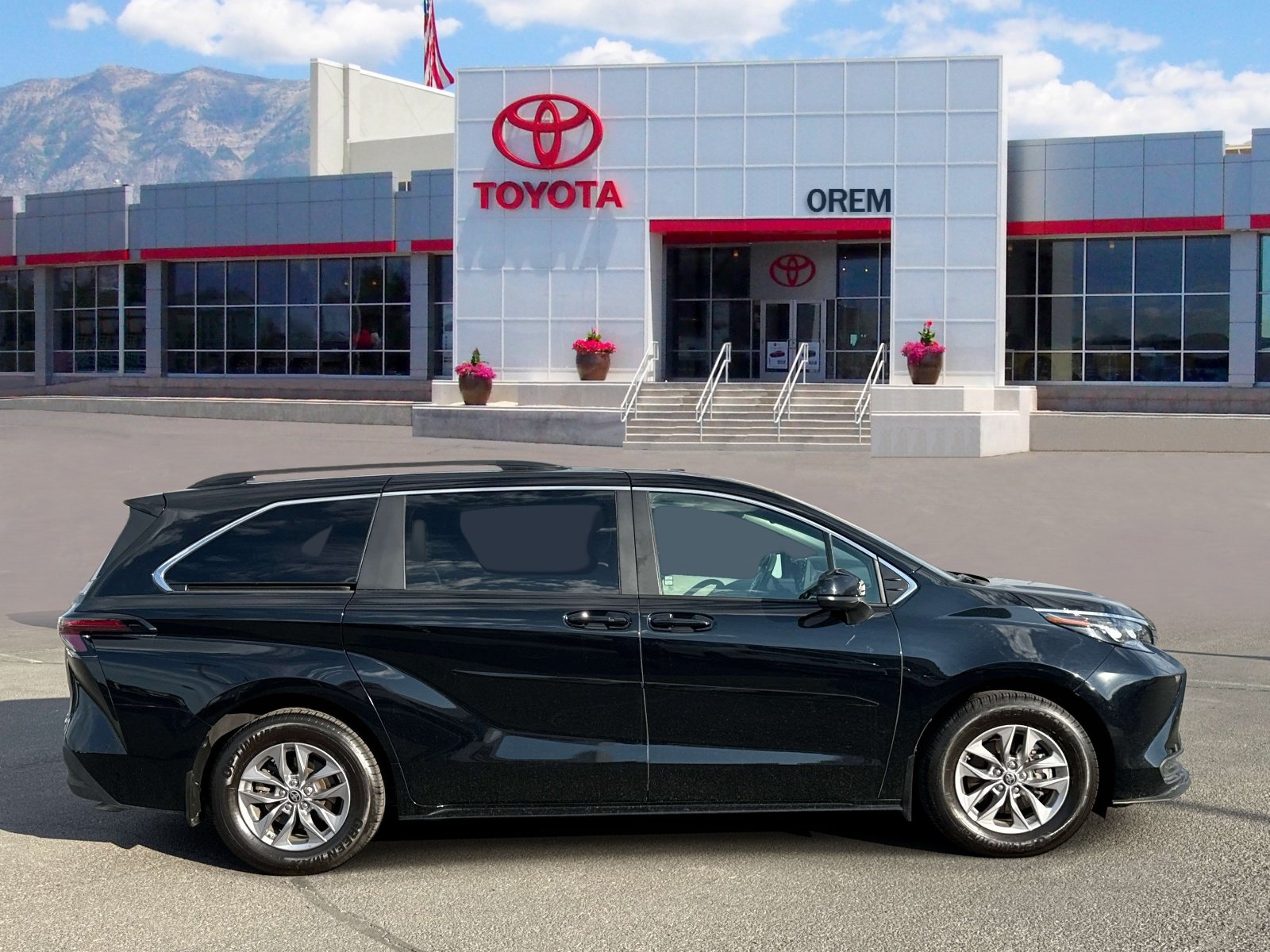 Used 2024 Toyota Sienna LE w/ LE Plus Package AWD/4WD image 3