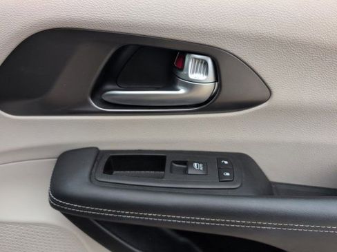 Used 2024 Chrysler Pacifica Touring-L FWD image 33