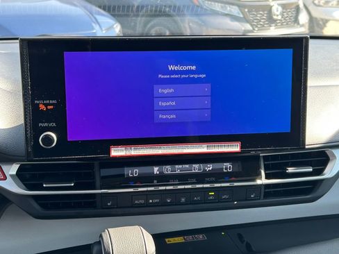 Used 2025 Toyota Sienna XLE image 21