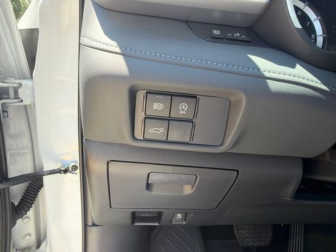 Used 2024 Toyota Highlander XLE AWD/4WD image 19