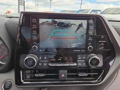 Used 2021 Toyota Highlander LE AWD/4WD image 19