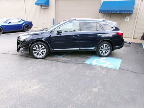 Used 2018 Subaru Outback 2.5i Touring image 2