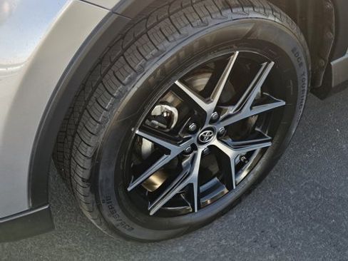 Used 2018 Toyota RAV4 SE image 9