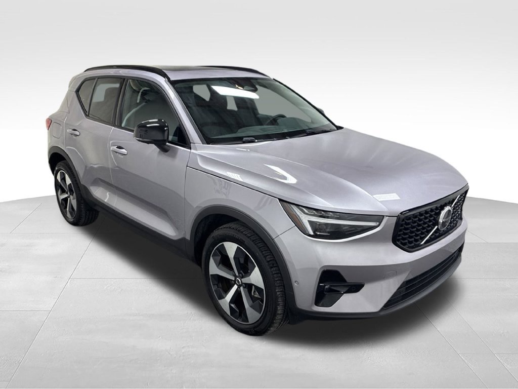 Used 2026 Volvo XC40 B5 Plus AWD/4WD image 3