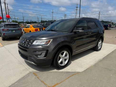 Used 2017 Ford Explorer XLT AWD/4WD image 6