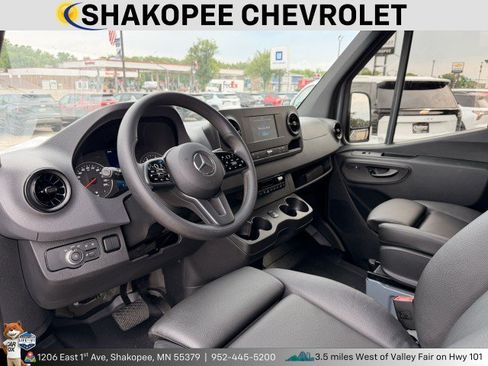 Used 2024 Mercedes-Benz Sprinter 2500 image 2