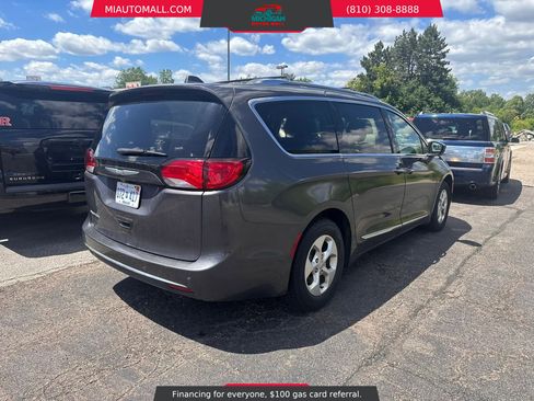 Used 2017 Chrysler Pacifica Touring-L Plus FWD image 4