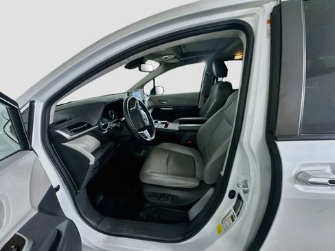 Used 2023 Toyota Sienna XLE FWD image 13