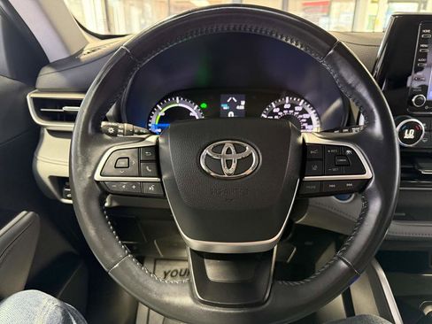 Used 2022 Toyota Highlander LE FWD image 11