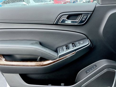 Used 2019 Chevrolet Suburban LT image 18