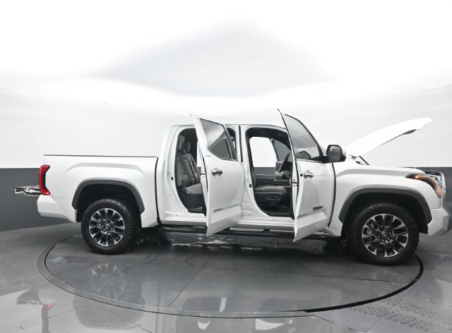 Used 2025 Toyota Tundra Limited AWD/4WD image 31