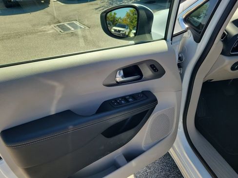 Used 2023 Chrysler Pacifica Touring-L FWD image 18