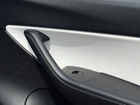 Used 2021 Tesla Model Y Long Range image 36