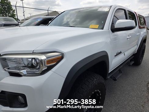 Used 2017 Toyota Tacoma TRD Off-Road AWD/4WD image 4
