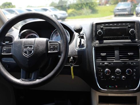 Used 2014 Dodge Grand Caravan SXT FWD image 24