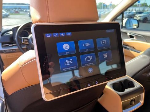 Used 2023 Kia Carnival LX FWD image 28