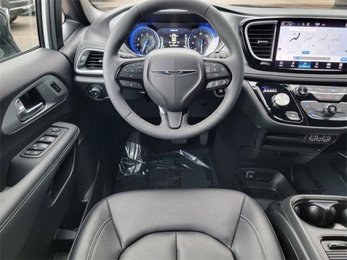 Certified 2024 Chrysler Pacifica Touring-L w/ S Appearance Package image 32