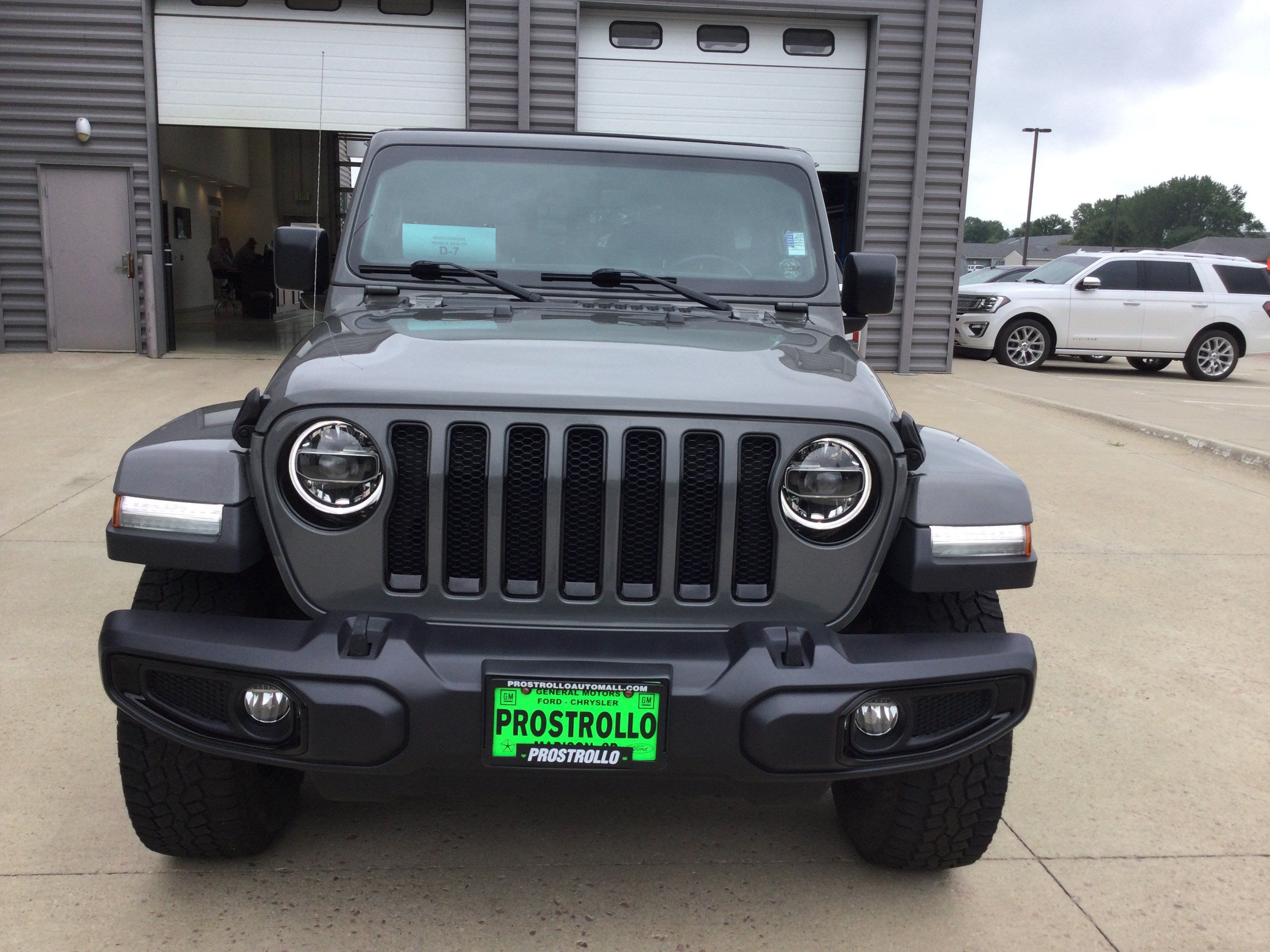Used 2020 Jeep Wrangler Unlimited Sahara AWD/4WD image 3