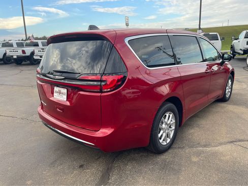 New 2026 Chrysler Pacifica Select image 5