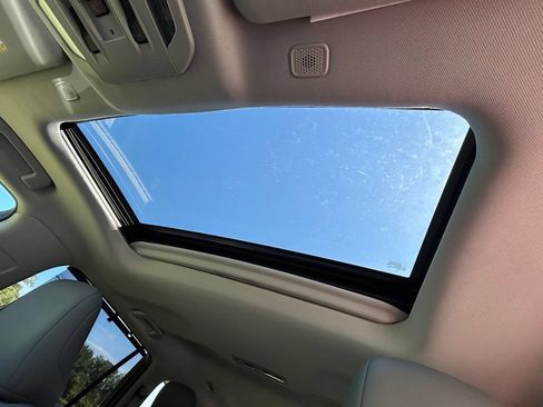 Used 2024 Toyota Highlander XLE FWD image 33