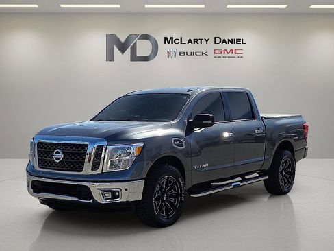 Used 2017 Nissan Titan SV image 2