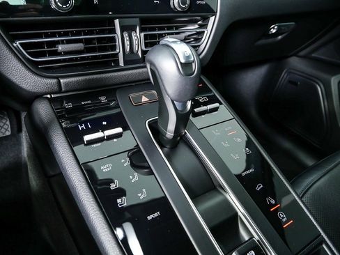 Certified 2024 Porsche Macan AWD w/ Premium Plus Package image 20