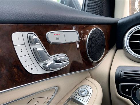 Used 2019 Mercedes-Benz GLC 300 4MATIC image 33