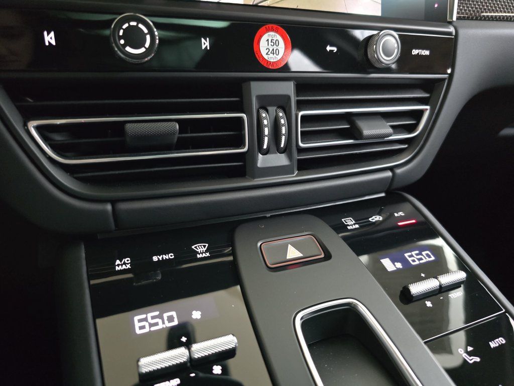Used 2025 Porsche Macan GTS AWD/4WD image 27