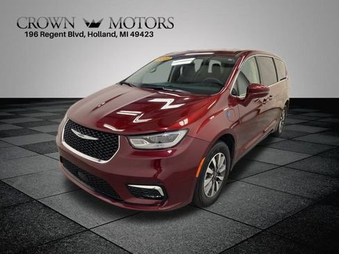 Used 2022 Chrysler Pacifica Touring-L image 3