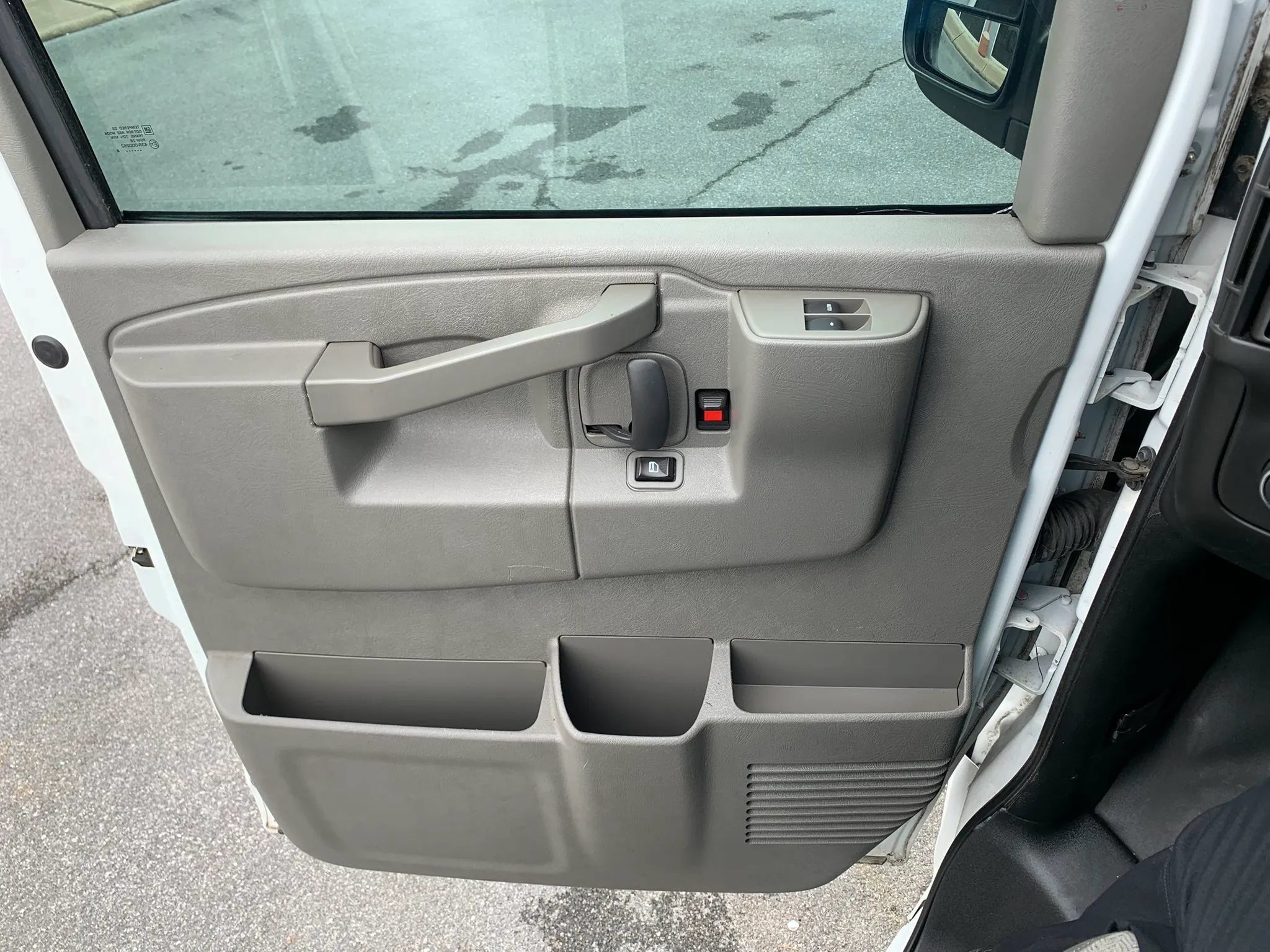 Used 2018 Chevrolet Express 3500 Extended w/ Driver Convenience Package RWD image 8