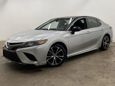 Used 2018 Toyota Camry SE image 1