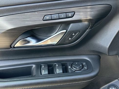 Used 2023 GMC Terrain SLT image 19