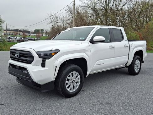 Certified 2024 Toyota Tacoma SR5 AWD/4WD image 3