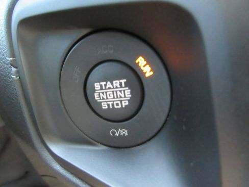 Used 2024 Jeep Gladiator Rubicon w/ Technology Group AWD/4WD image 28