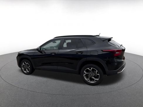 Used 2025 Chevrolet Trax LT FWD image 11