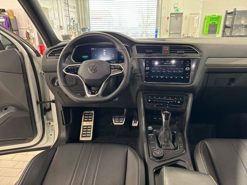 Certified 2022 Volkswagen Tiguan SE R-Line image 21