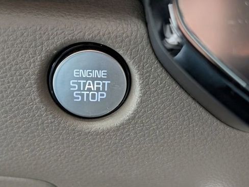 Used 2025 Kia Carnival FWD image 23