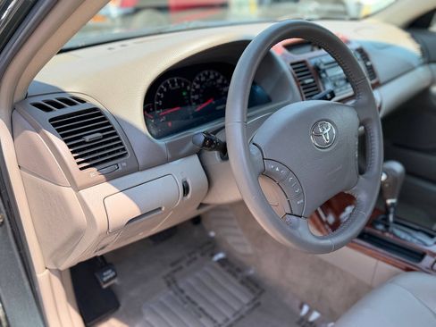 Used 2006 Toyota Camry XLE w/ VSC & Side Airbag Pkg FWD image 10