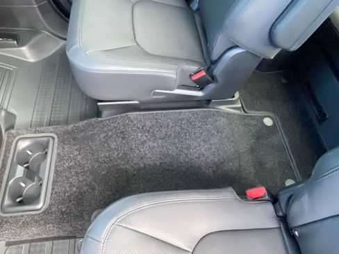 Used 2025 Land Rover Defender 130 X-Dynamic SE AWD/4WD image 19