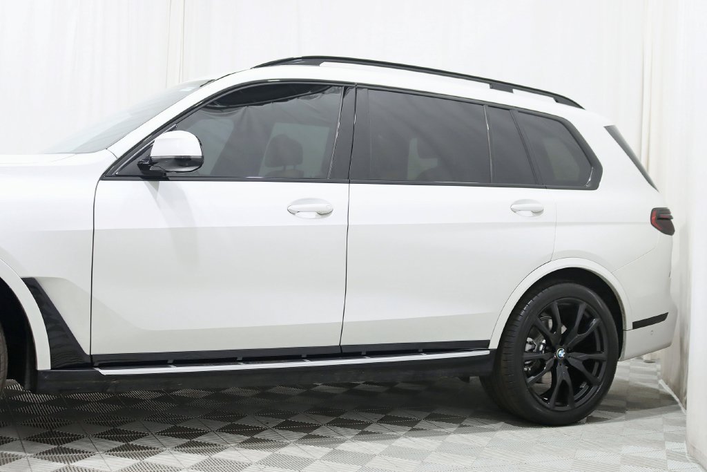 Used 2024 BMW X7 xDrive40i w/ M Sport Package AWD/4WD image 3