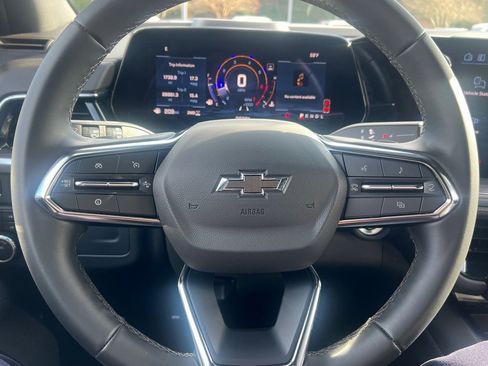 Used 2025 Chevrolet Suburban Z71 image 4