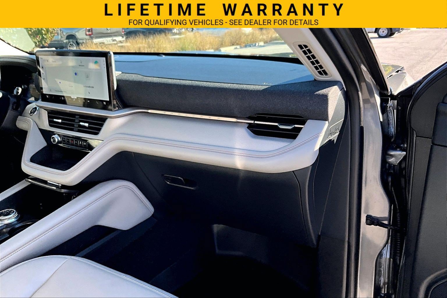 Used 2025 Ford Explorer Active w/ Active Comfort Package AWD/4WD image 17